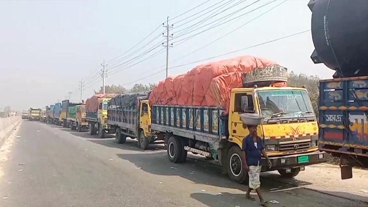 পাটুরিয়া-দৌলতদিয়া নৌরুটে আটকা পড়েছে সহস্রাধিক গাড়ি